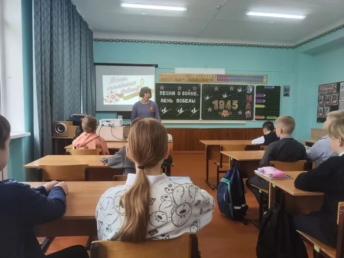 **Сквозь дым и пламя: песни, ставшие судьбой**
В МБОУ СОШ №14 прошло мероприятие для учащихся 4 «Б» класса. Оно было посвящено песням военного времени. Ребята узнали о роли музыки в годы Великой Отечественной войны. Песни стали мощным «оружием духа» для солдат и тружеников тыла.
Дети слушали легендарные композиции: «Священную войну», «Катюшу», «Темную ночь», «Синий платочек», «Журавли» и «День Победы». Обсуждали, как простые строки и мелодии помогали выстоять, вселяли надежду и сохраняли любовь к Родине и близким.
Ребята поняли, что 9 Мая — больше чем дата. Это символ силы духа, единства народа и памяти, которую нужно беречь и передавать следующим поколениям.
