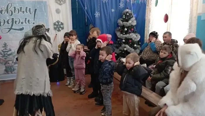 Приключение у новогодней ёлки