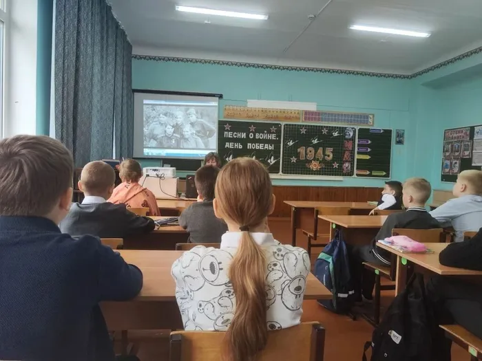 **Сквозь дым и пламя: песни, ставшие судьбой**
В МБОУ СОШ №14 прошло мероприятие для учащихся 4 «Б» класса. Оно было посвящено песням военного времени. Ребята узнали о роли музыки в годы Великой Отечественной войны. Песни стали мощным «оружием духа» для солдат и тружеников тыла.
Дети слушали легендарные композиции: «Священную войну», «Катюшу», «Темную ночь», «Синий платочек», «Журавли» и «День Победы». Обсуждали, как простые строки и мелодии помогали выстоять, вселяли надежду и сохраняли любовь к Родине и близким.
Ребята поняли, что 9 Мая — больше чем дата. Это символ силы духа, единства народа и памяти, которую нужно беречь и передавать следующим поколениям.