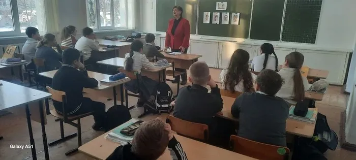 8 февраля отмечается День юного героя — антифашиста. В этот день для учащихся 5 В класса МБОУ СОШ 14 прошёл урок памяти. Ребята узнали об истории появления этого праздника в нашей стране и за рубежом, о его символах и традициях. Они познакомились с подвигами пионеров-героев времён Великой Отечественной войны и почтили их память минутой молчания.