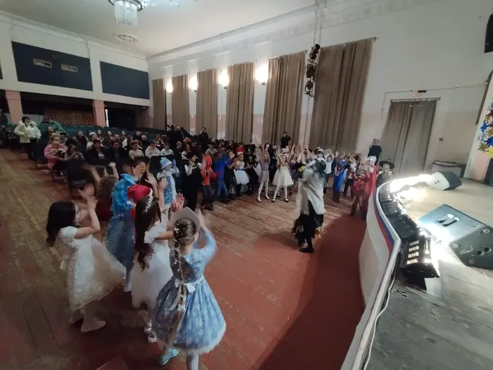 Приключения у новогодней ёлки