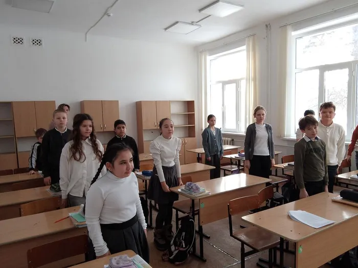 8 февраля отмечается День юного героя — антифашиста. В этот день для учащихся 5 В класса МБОУ СОШ 14 прошёл урок памяти. Ребята узнали об истории появления этого праздника в нашей стране и за рубежом, о его символах и традициях. Они познакомились с подвигами пионеров-героев времён Великой Отечественной войны и почтили их память минутой молчания.