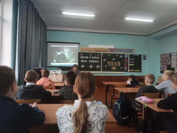 **Сквозь дым и пламя: песни, ставшие судьбой**
В МБОУ СОШ №14 прошло мероприятие для учащихся 4 «Б» класса. Оно было посвящено песням военного времени. Ребята узнали о роли музыки в годы Великой Отечественной войны. Песни стали мощным «оружием духа» для солдат и тружеников тыла.
Дети слушали легендарные композиции: «Священную войну», «Катюшу», «Темную ночь», «Синий платочек», «Журавли» и «День Победы». Обсуждали, как простые строки и мелодии помогали выстоять, вселяли надежду и сохраняли любовь к Родине и близким.
Ребята поняли, что 9 Мая — больше чем дата. Это символ силы духа, единства народа и памяти, которую нужно беречь и передавать следующим поколениям.
