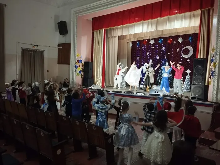 Приключения у новогодней ёлки