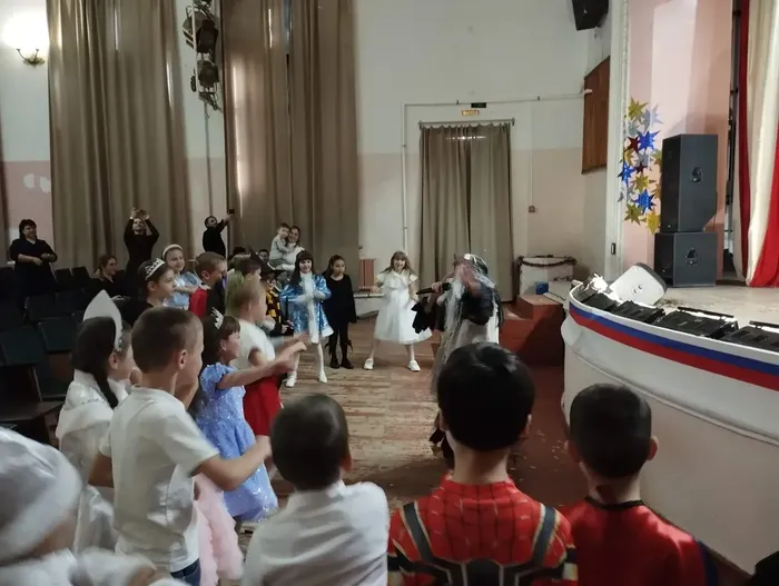 Приключения у новогодней ёлки